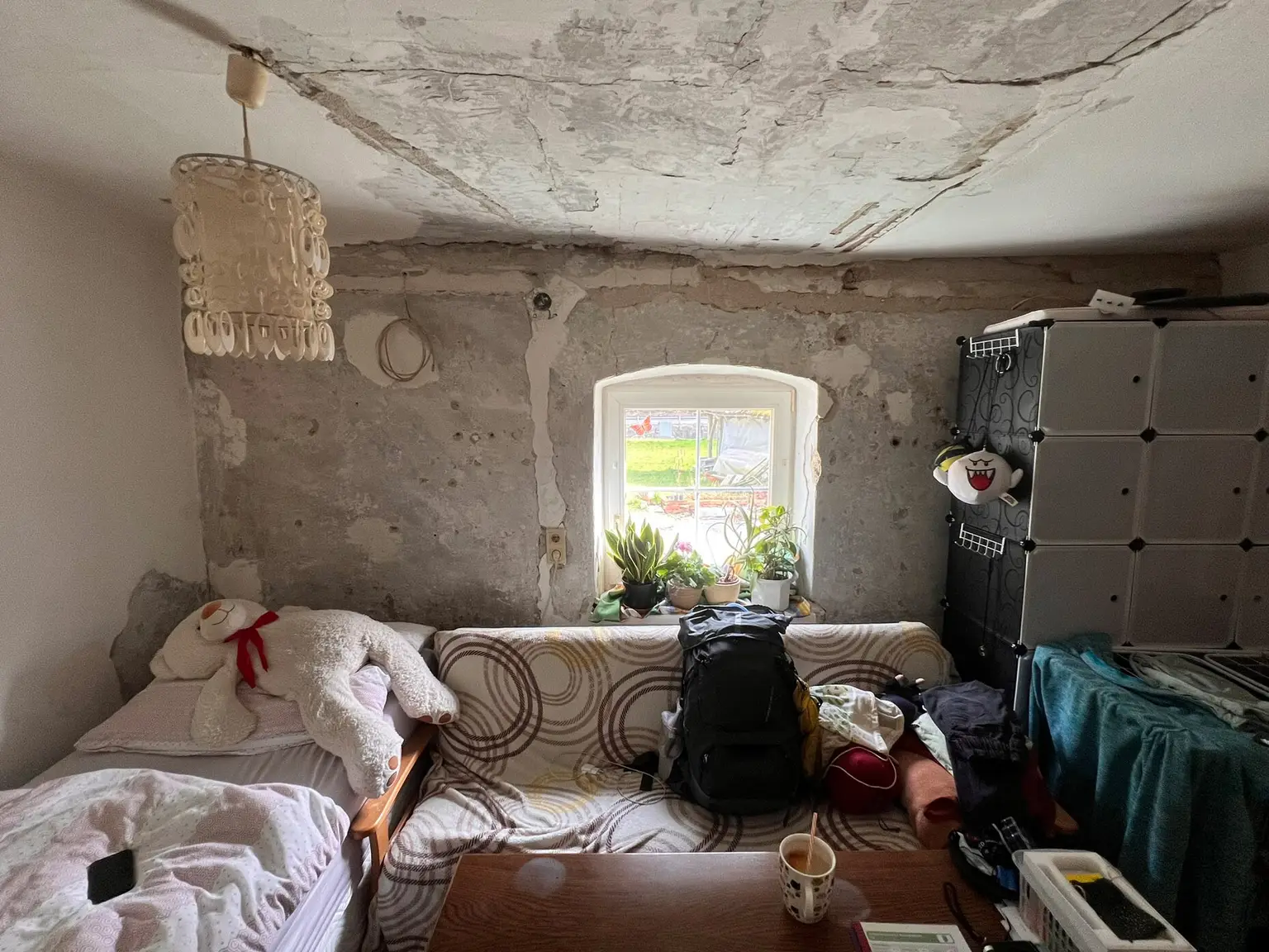 Sanierungsbedürftiges Wohnzimmer