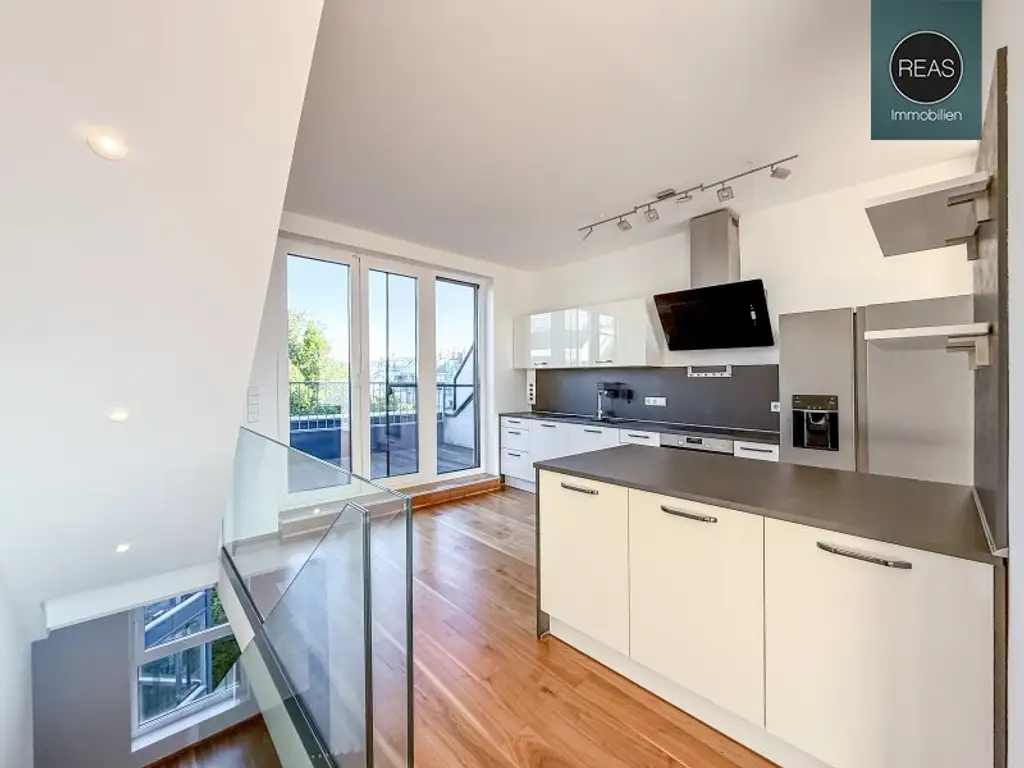 Provisionsfrei: Klimatisierte Dachgeschoss Maisonette mit 2 Terrassen und Kamin nahe Uno City!