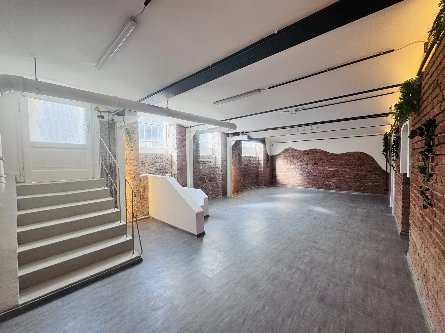 MODERNES SOUTERRAIN/ATELIER MIT VIELSEITIGEM NUTZUNGSPOTENZIAL