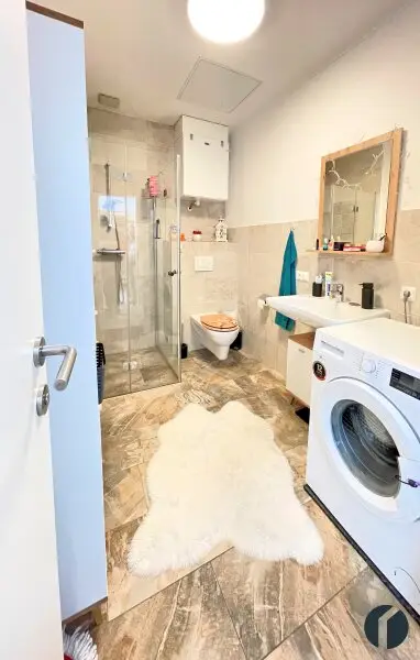 Bad mit Dusche und WC