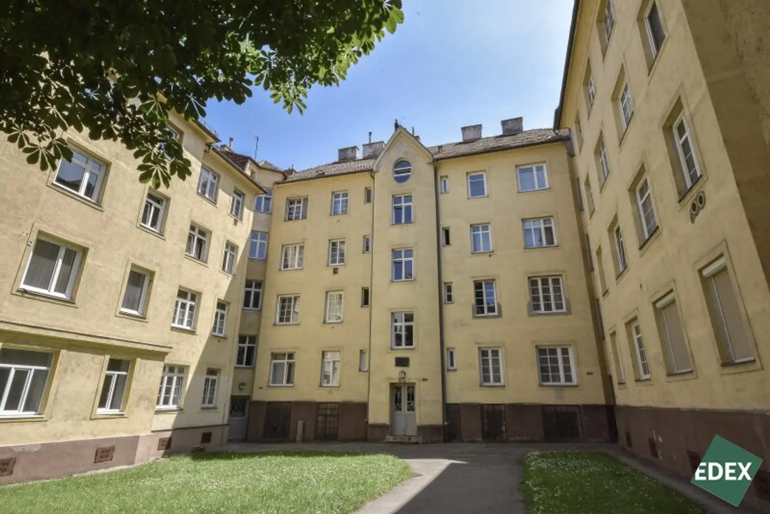 Altbauwohnung mit 2 Zimmern & Sanierungsbedarf – perfekt für kreative Eigennutzer