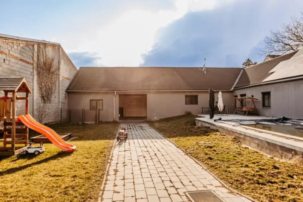 Verträumtes Bauernhaus neu adaptiert (2013) mit Toreinfahrt, Pool, Stadel und Schuppen