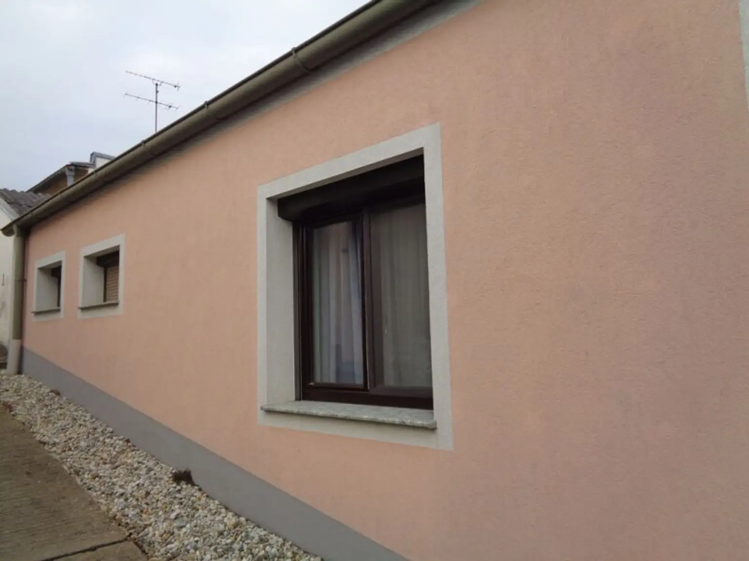 Jedenspeigen: S- Bahn: kleiner, bezugsfertiger Wohnhit mit Innenhof,ohne Garten