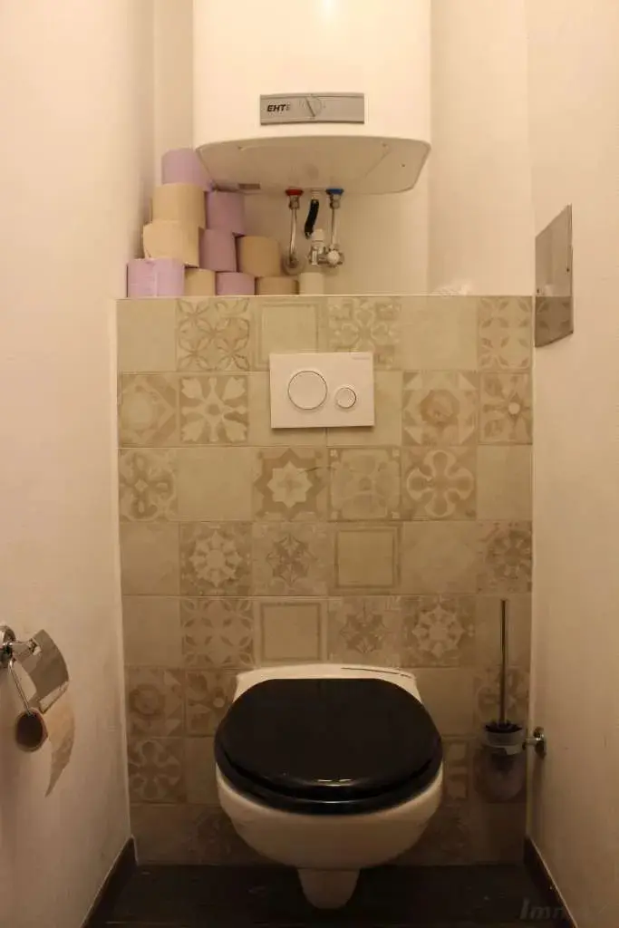separates WC