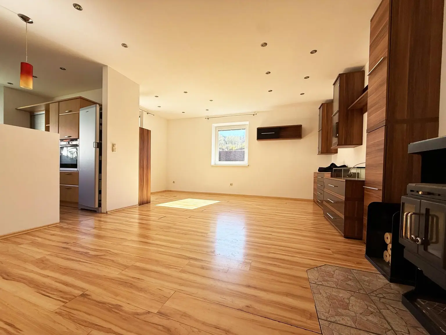 Wohnzimmer mit offener Küche