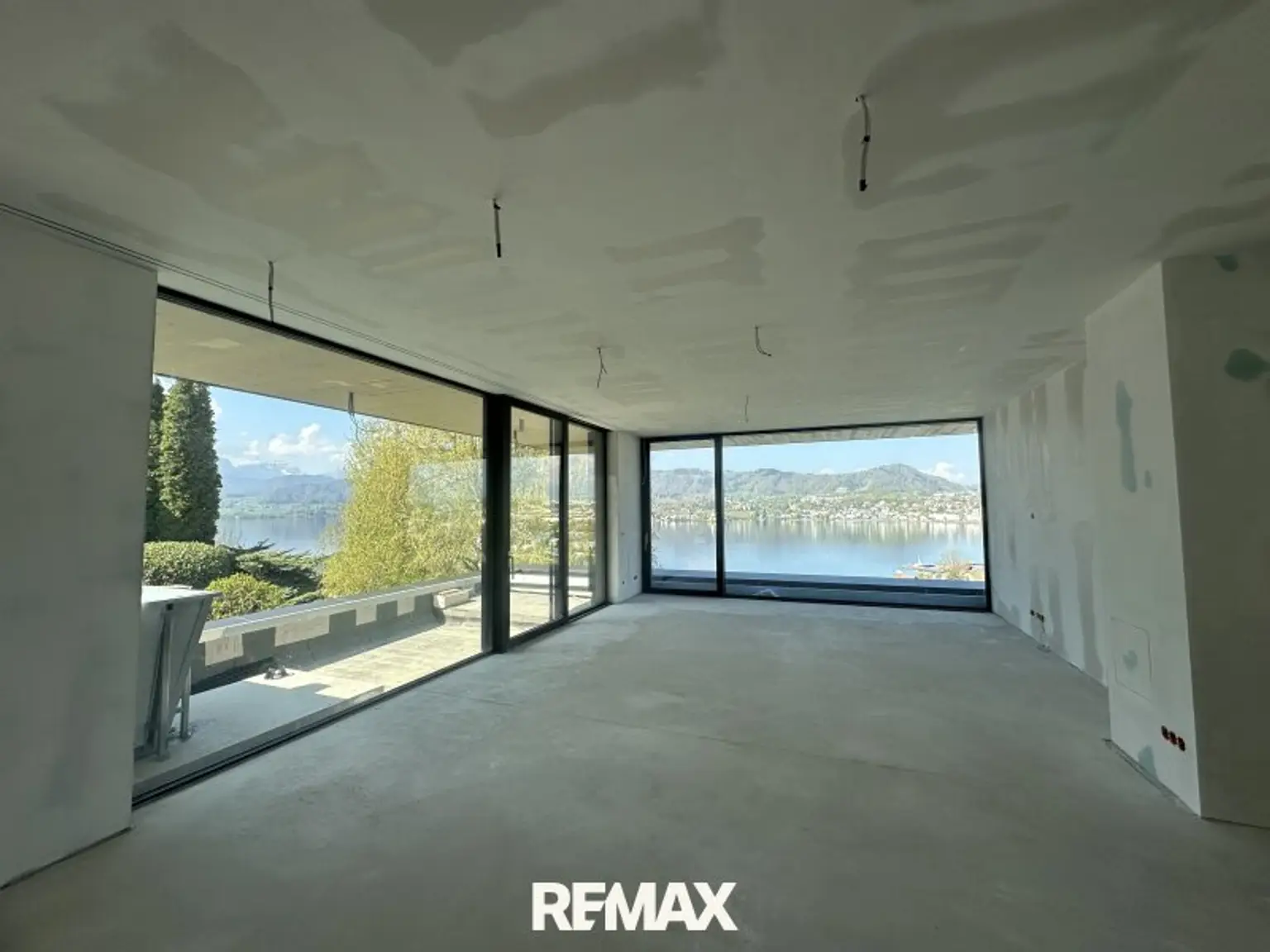 Wohnzimmer mit Terrasse und Pool