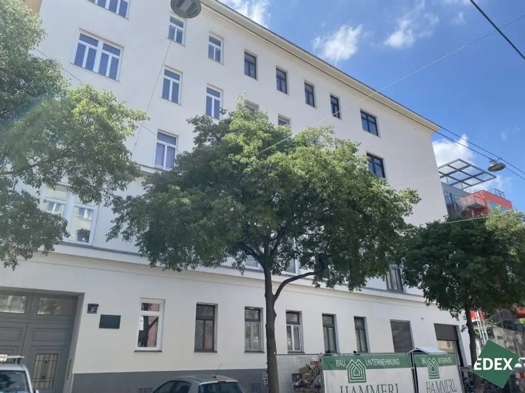 Sanierungsbedürftige Drei-Zimmer-Wohnung direkt an der U3