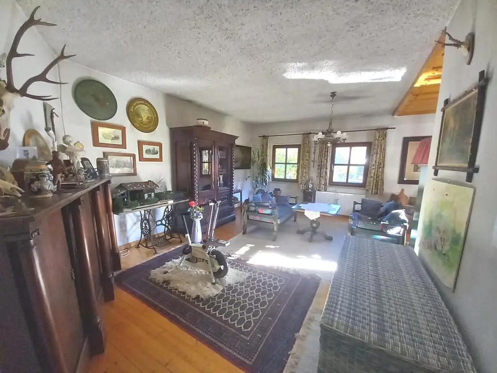 LANDHAUS MIT GROSSEM, SONNIGEN GRUND AM WALDRAND