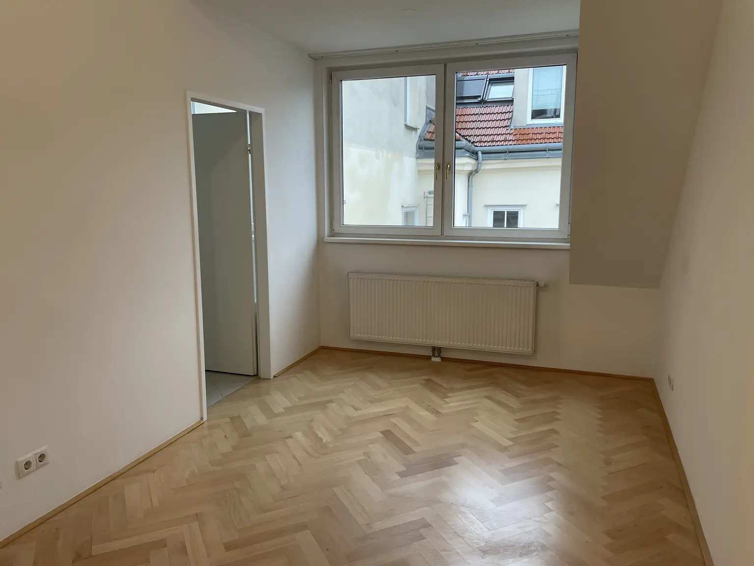 UNBEFRISTET: Klimatisierte, ruhige Dachgeschosswohnung