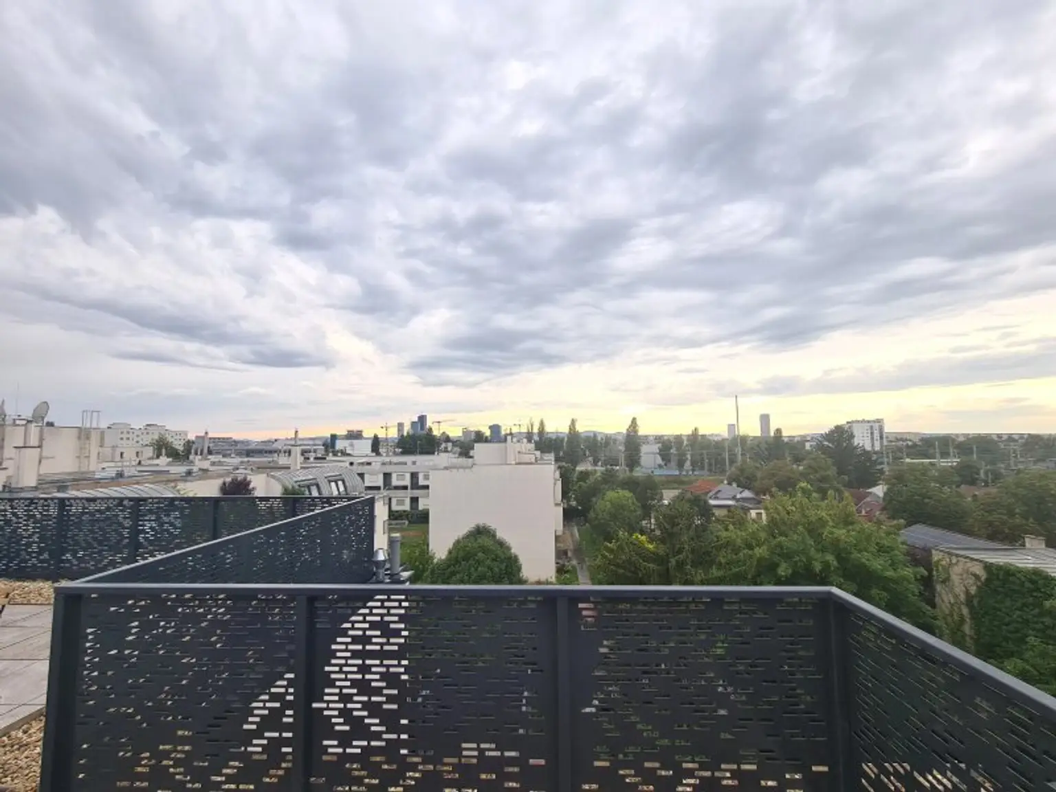 Neubau-Erstbezug - 1 Zimmer mit Außenfläche und sehr großer Gemeinschaftsterrase ca. 60 m² - unweit der U2 Station Stadlau