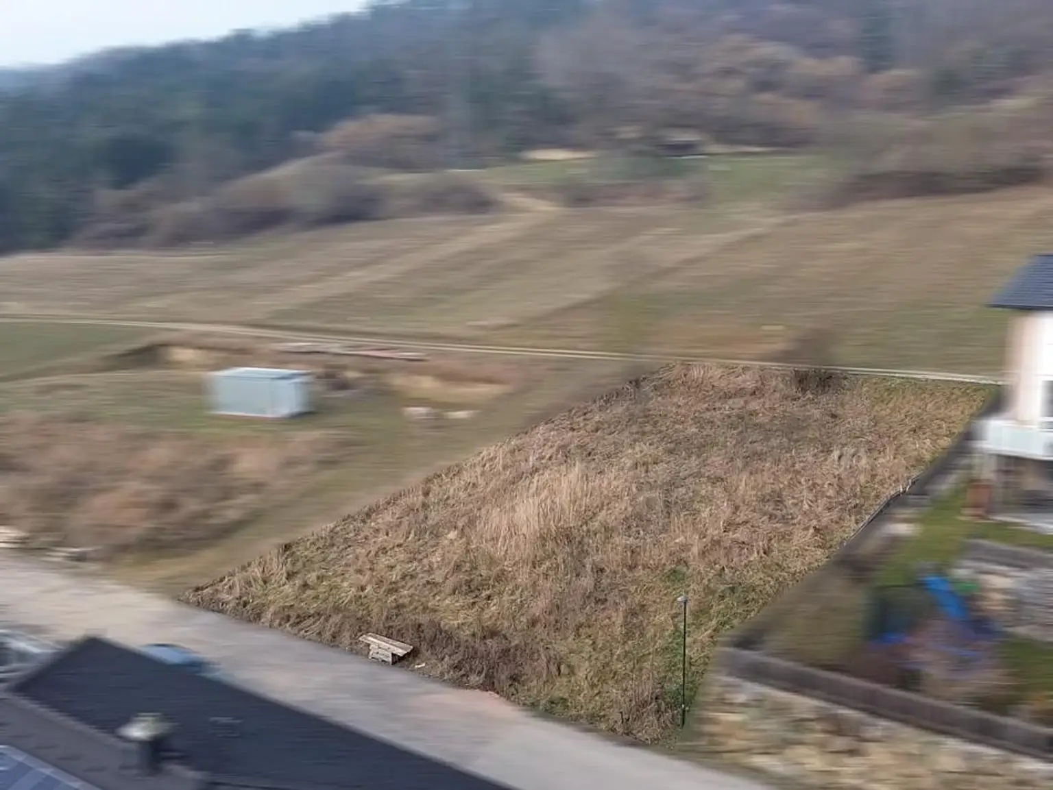 Drohnenaufnahme: Grundstück scharf - Umgebung unscharf