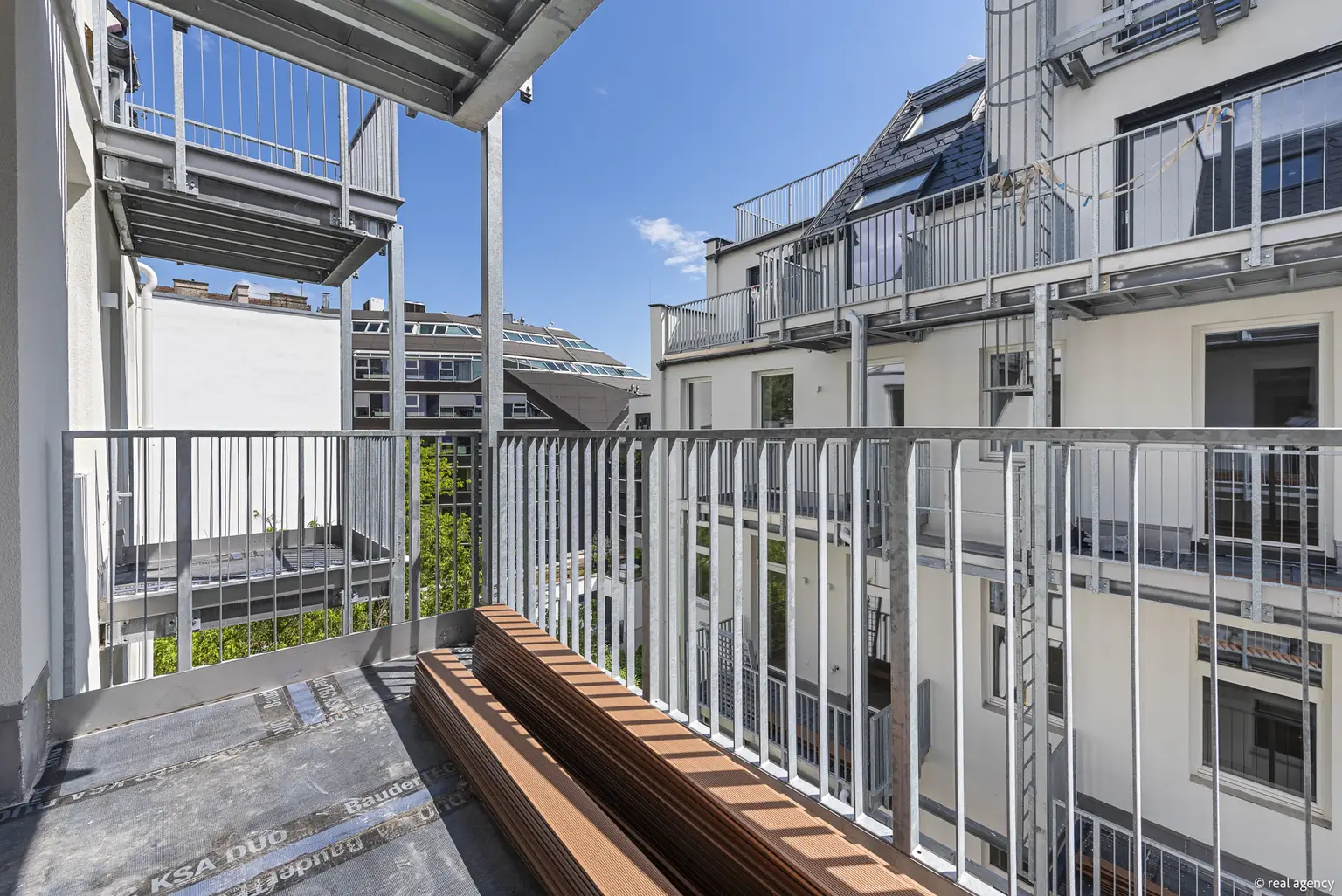 EIN WIENER ALTBAU, ZEITGEMÄSS GEDACHT