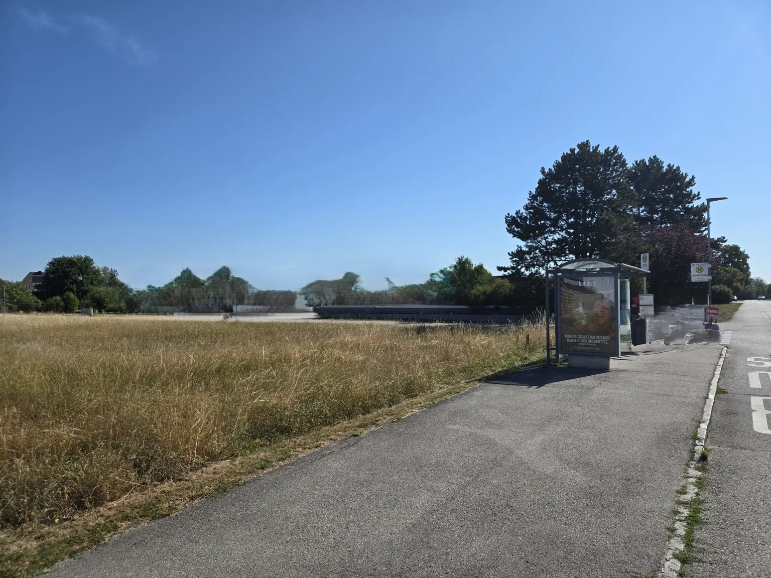 Bestehender Gehsteig und Fahrradweg entlang des Grundstücks