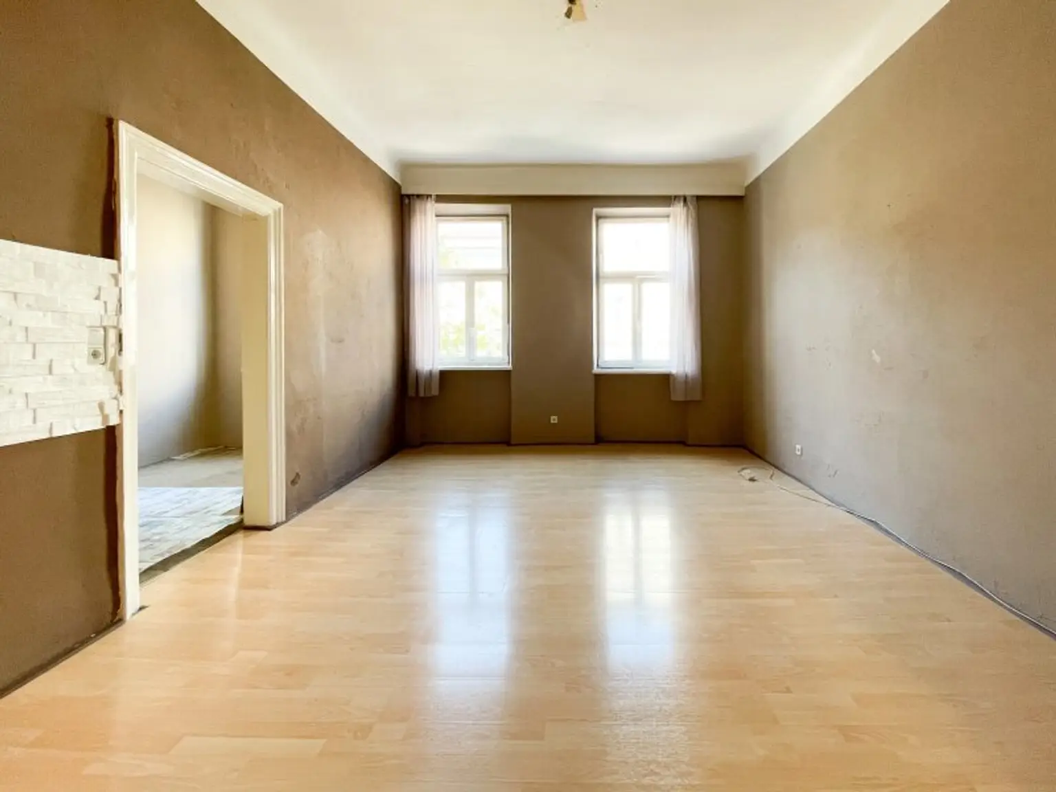 NÄHE AUGARTEN: 2-Zimmer-Altbauwohnung mit großem Gestaltungspotenzial beim Wallensteinplatz