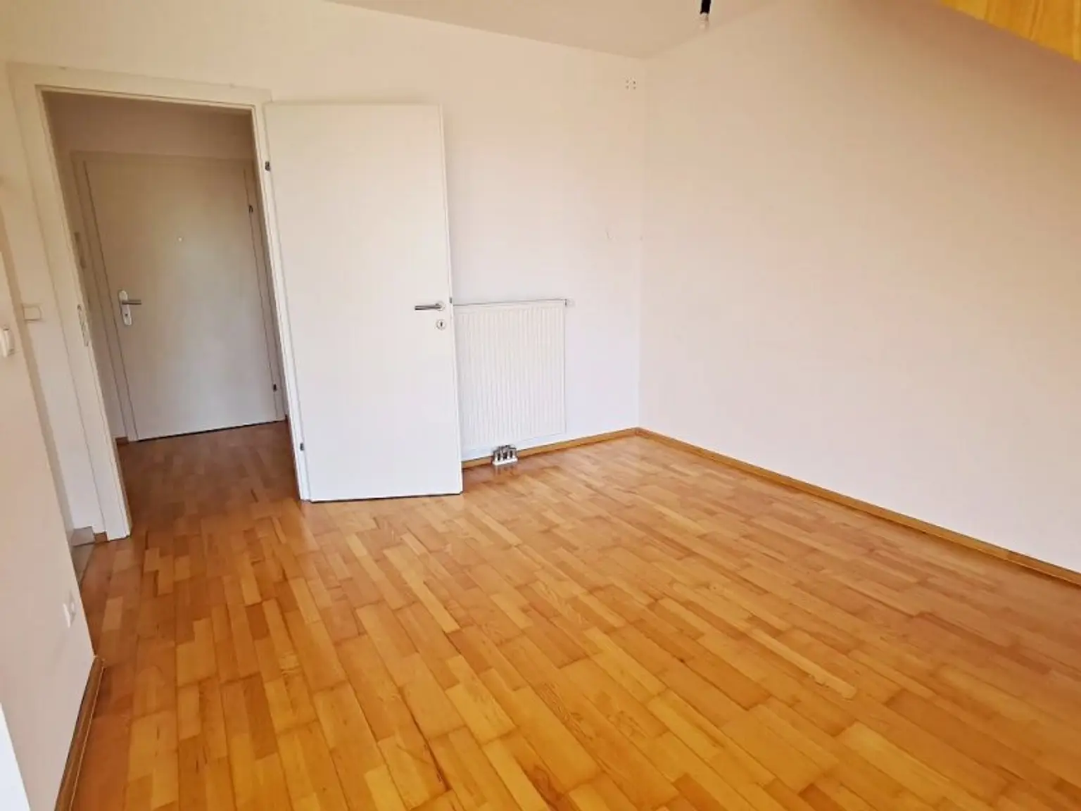 INNSTRASSE, FERNBLICK, unbefristete 97 m2 Dachgeschoß-Maisonette mit Loggia, 2 Zimmer, Komplettküche, Wannenbad, Parketten, gefördert