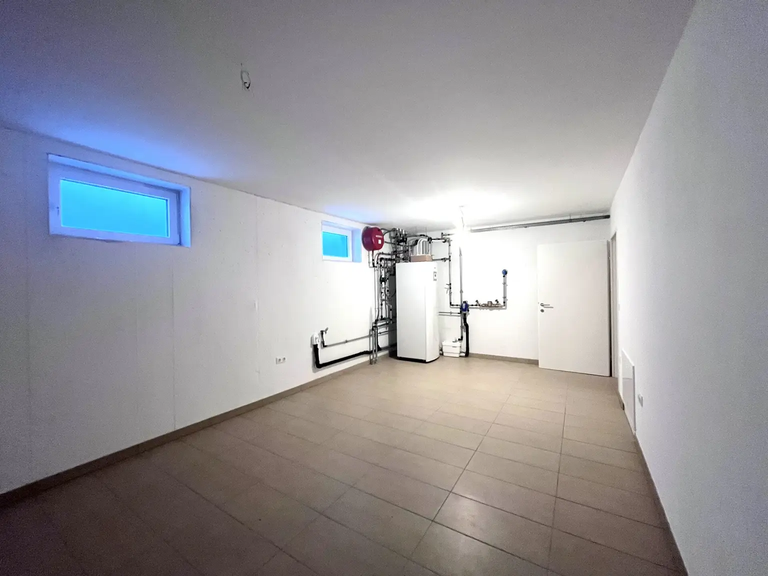 Erstbezug !! Traumhafte Doppelhaushälfte , Wohnkeller  mit Garten und 2 Stellplätzen!