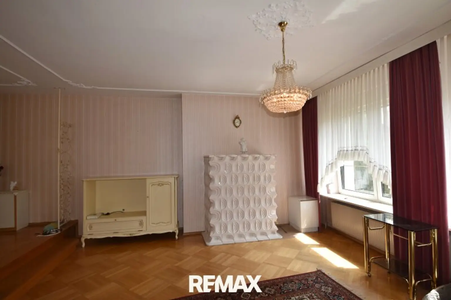 Wohnzimmer mit Kachelofen EG