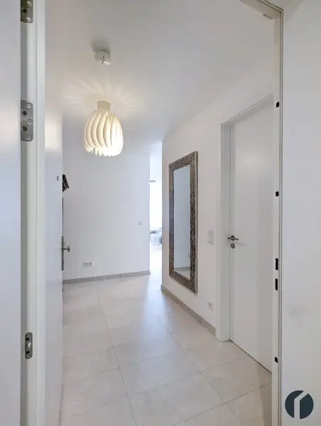 Exklusives Refugium mit Schwimmbiotop – Stilvoll möbliertes 2-Zimmer-Apartment in Ruhelage