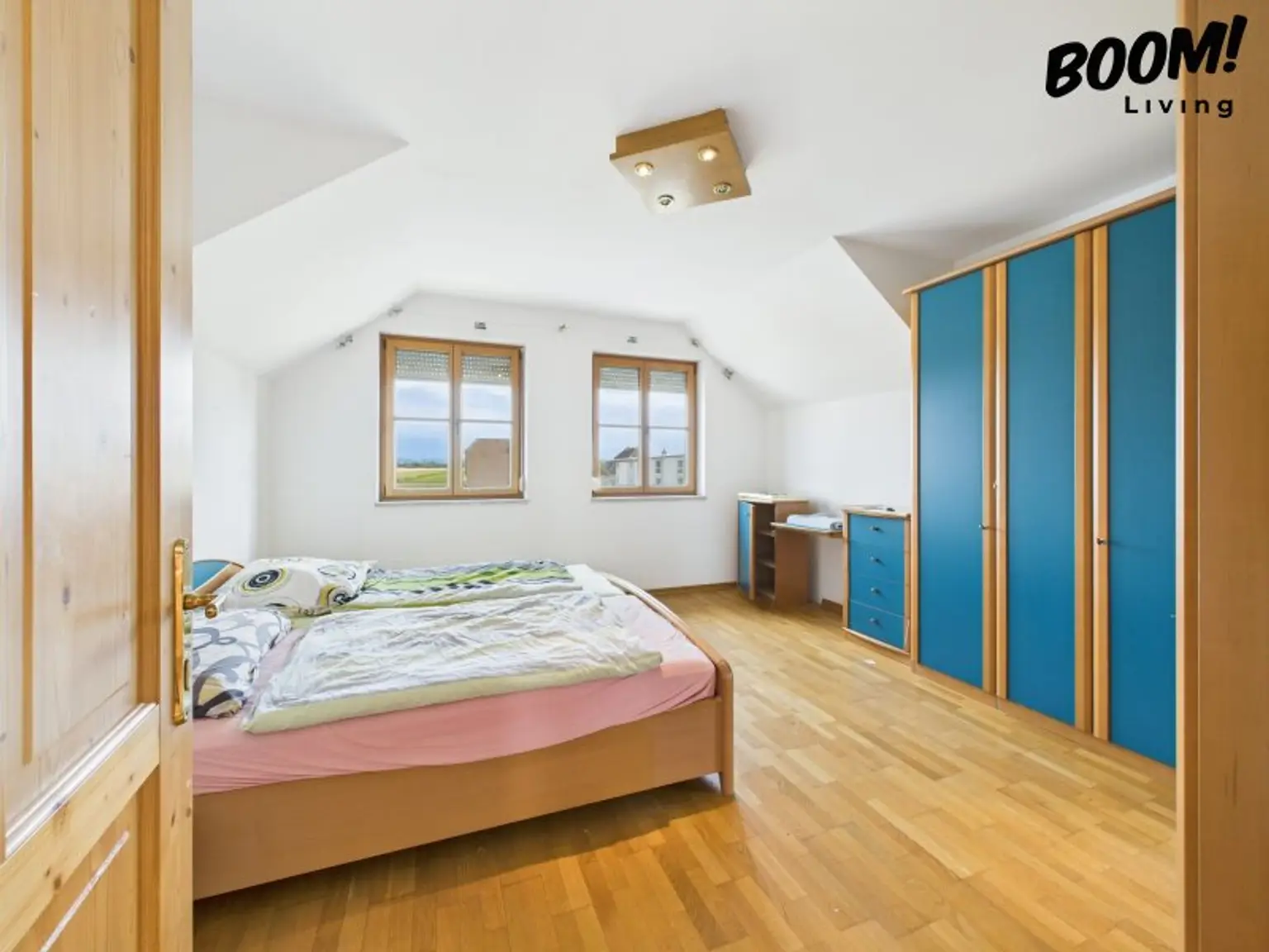 Exklusives Einfamilienhaus mit 8 Zimmern, sonniger Terrasse und weitläufigem Grundstück