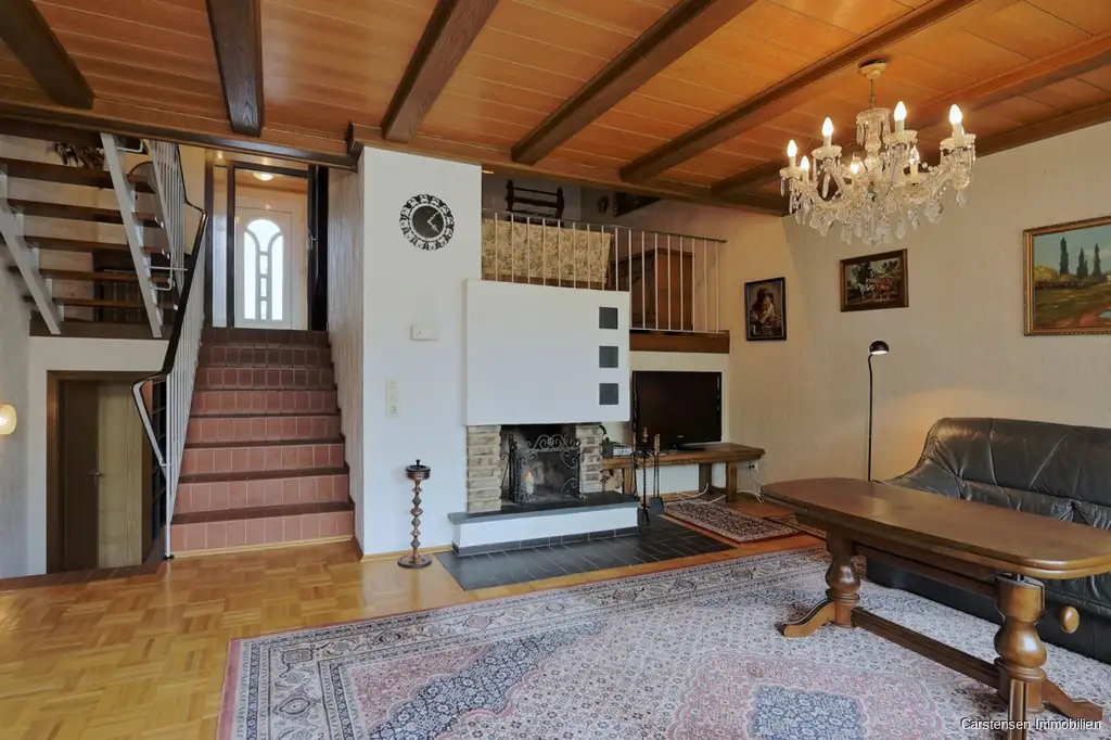 VON GRUND AUF SOLIDE ... SPLITLEVEL-HAUS MIT KAMIN U. GARAGE ... MEHR PLATZ FÜR IHRE IDEEN