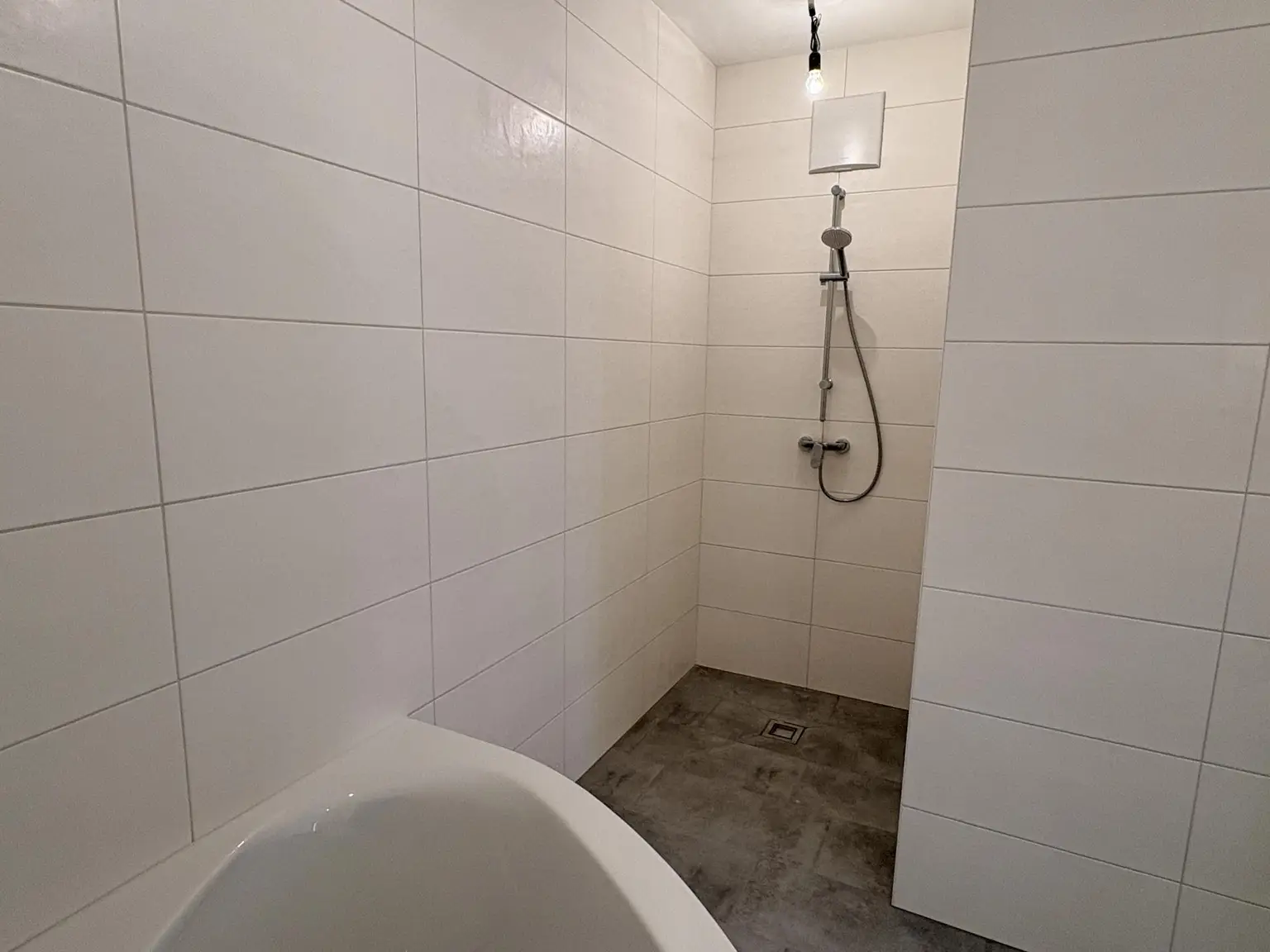 Badezimmer mit Badewanne und Dusche