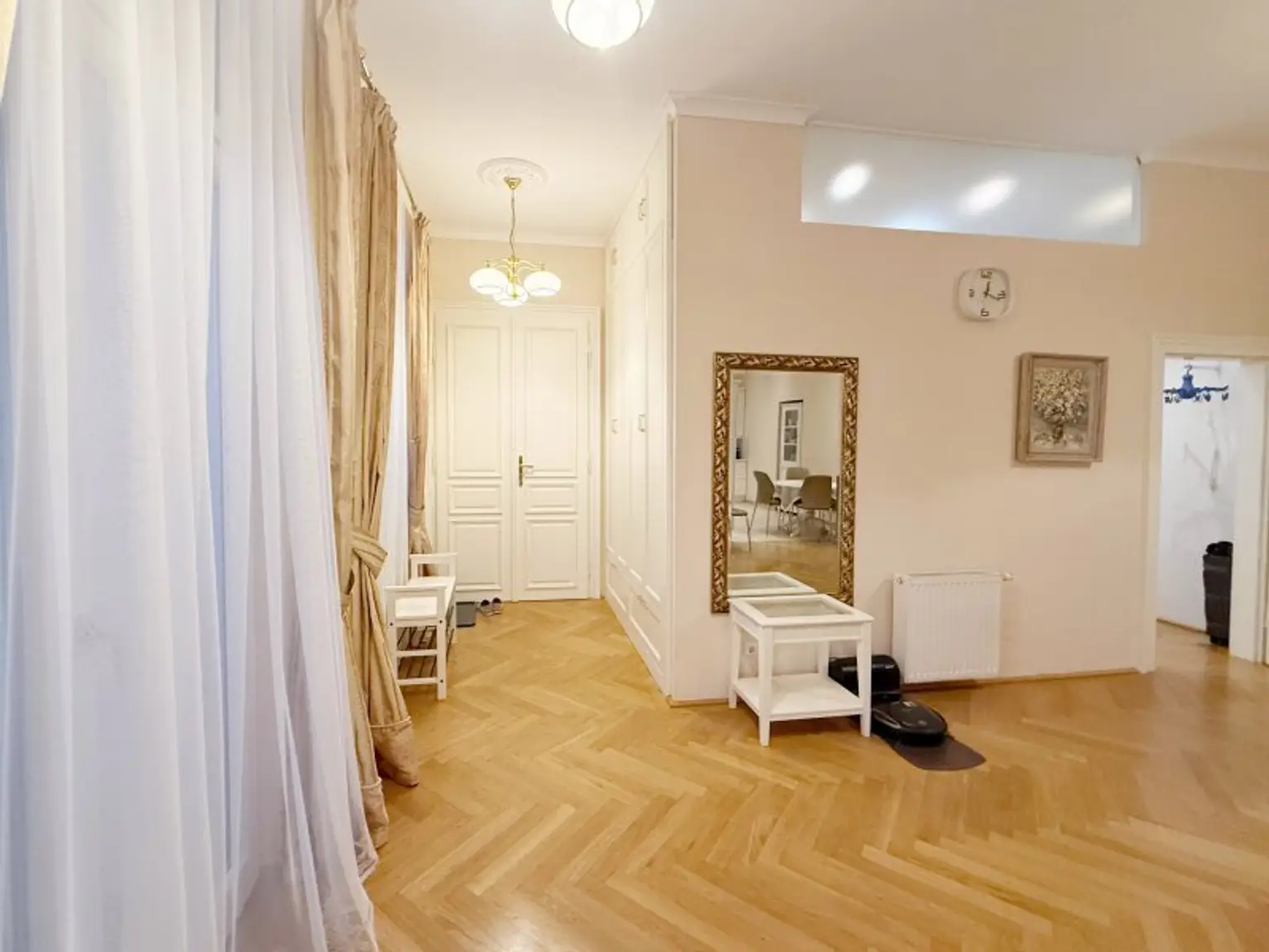 Fully furnished apartment - within walking distance to the 1st district, also available for short-term rentals.