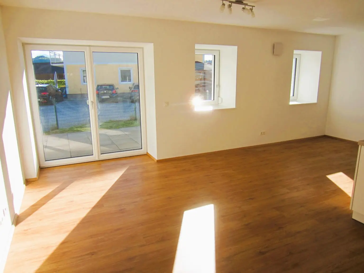 Attraktive 4-Zi.-Terrassenwohnung im 3-Parteienhaus