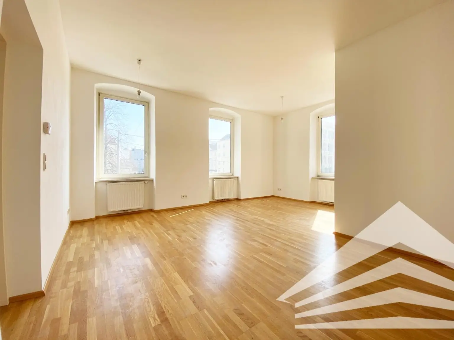 Lichtdurchflutete 2 Zimmer-Altbauwohnung mit Küche - Nähe Herz Jesu Kirche