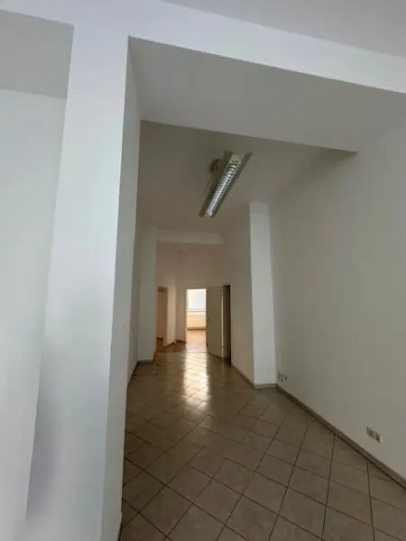 Ruhige Lage, modernes Büro/Praxis mit Autoabstellplätzen in zentraler Lage! Unbefristet!