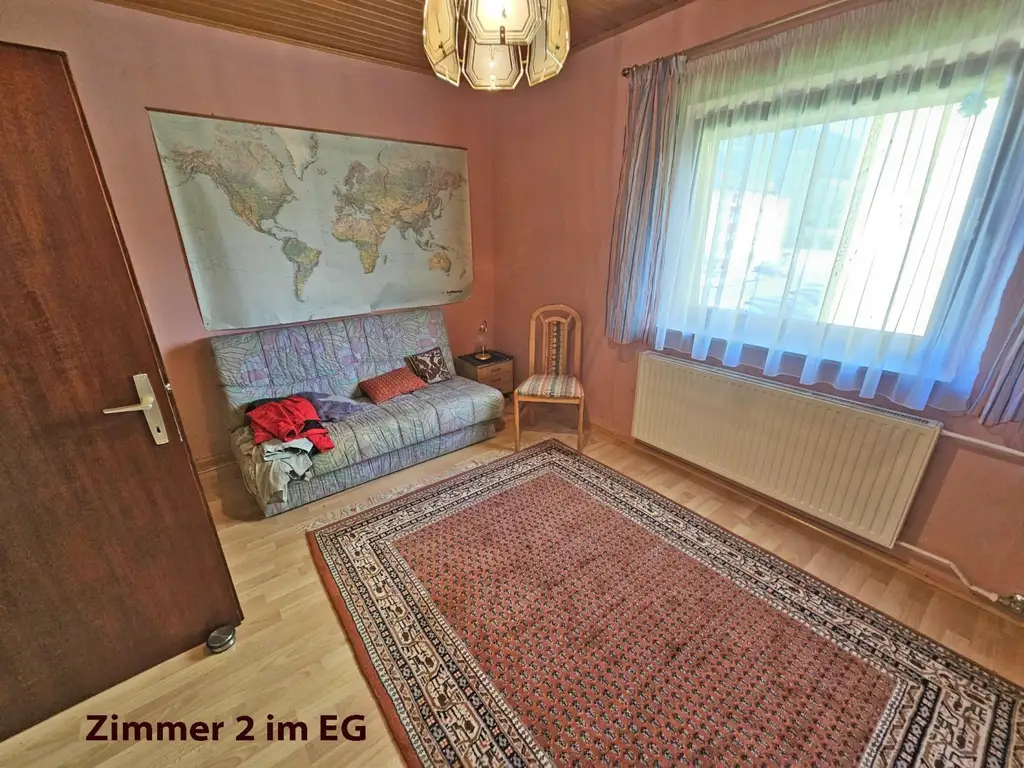 Einfamilienhaus mit Garage und Terrasse.