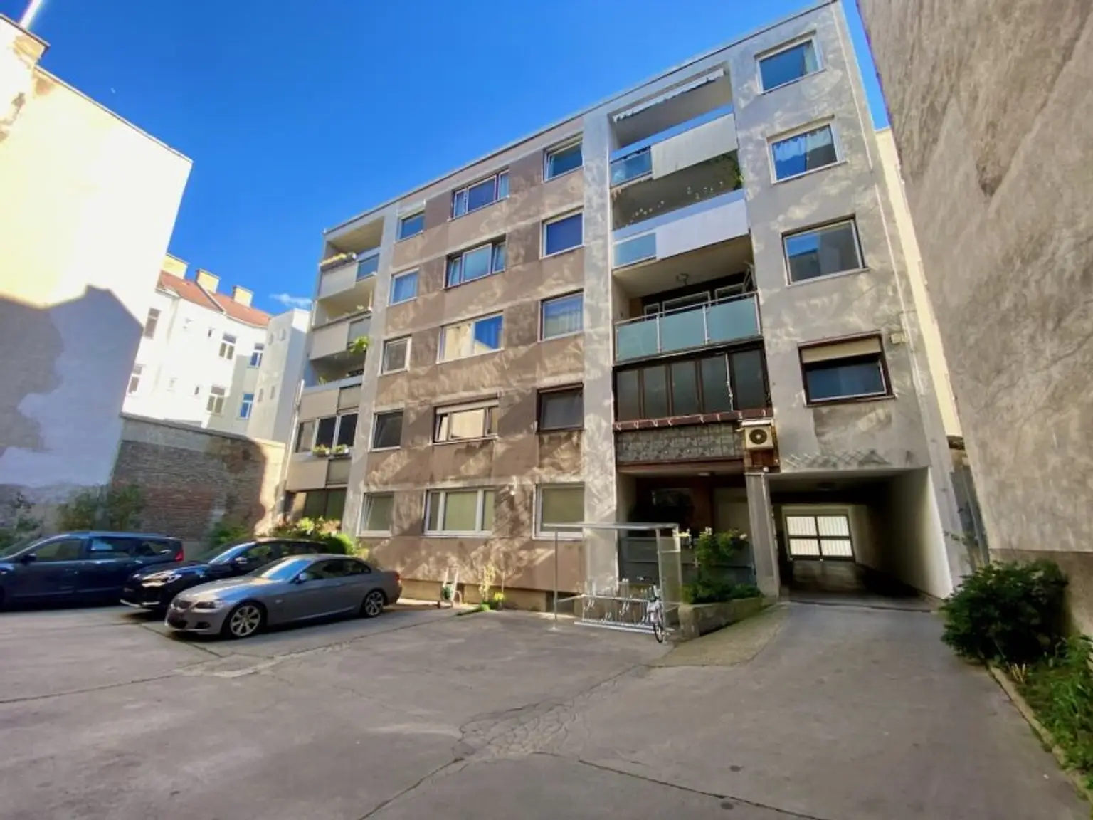 4 ZIMMER-Wohnung zu SANIEREN mit HOFSEITIGER LOGGIA