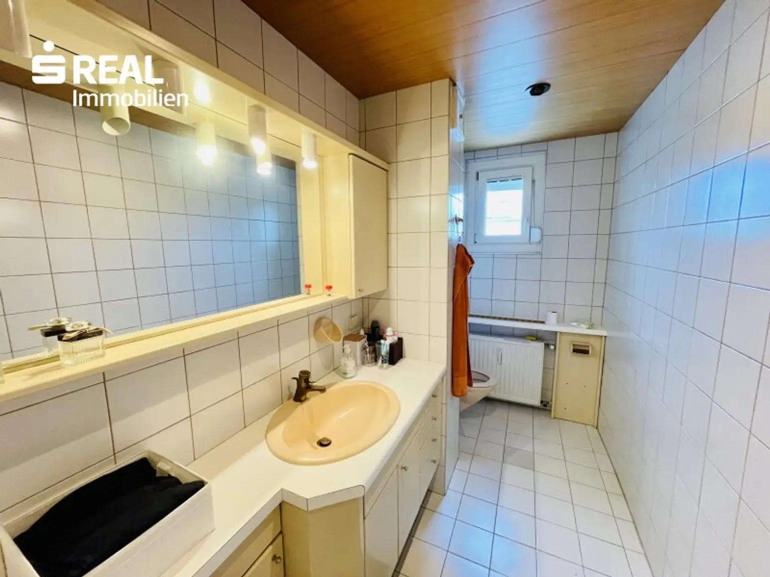 Bad mit Dusche & Fenster Perspektive 2