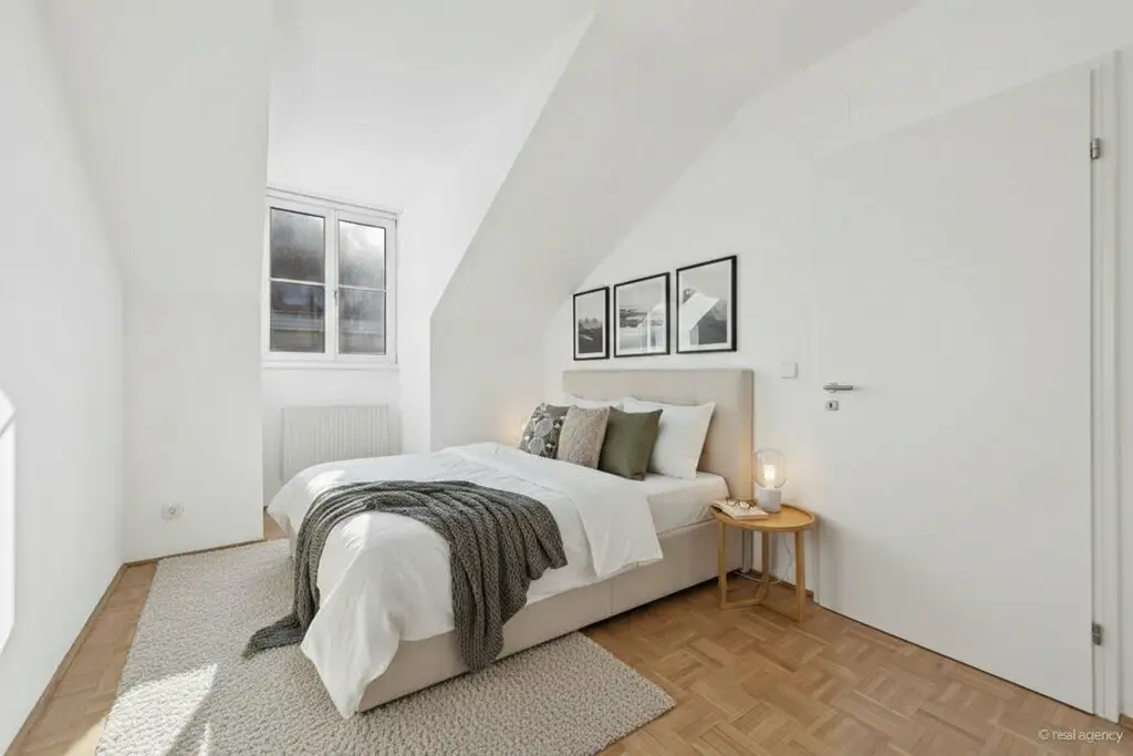 Wunderbare Dachgeschoßwohnung mit Freifläche - SERVITENVIERTEL