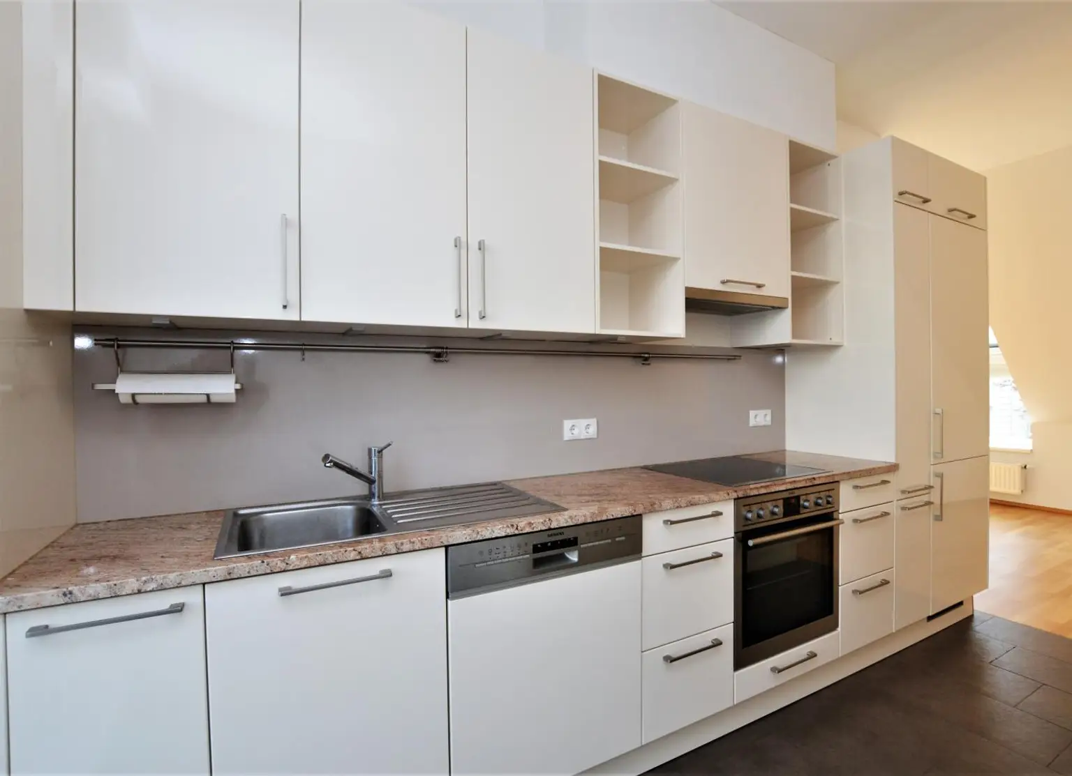 Helle Dachgeschosswohnung mit Charme und viel Freifläche