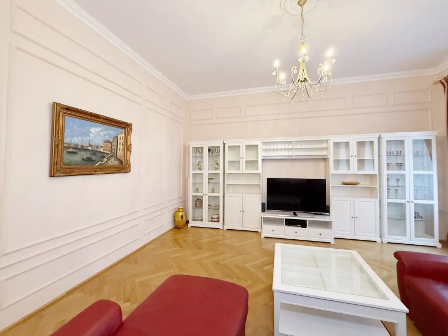 Fully furnished apartment - within walking distance to the 1st district, also available for short-term rentals.