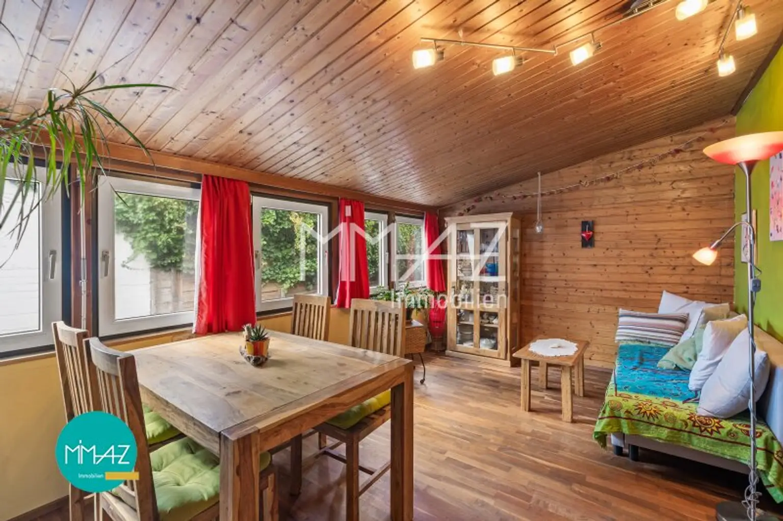KLEINOD BEIM ROTEN BERG • Stilvoller Bungalow mit Eigengarten • 7 Zimmer • 2 Terrassen • Flexible Nutzung • Zeitloser Wohnkomfort