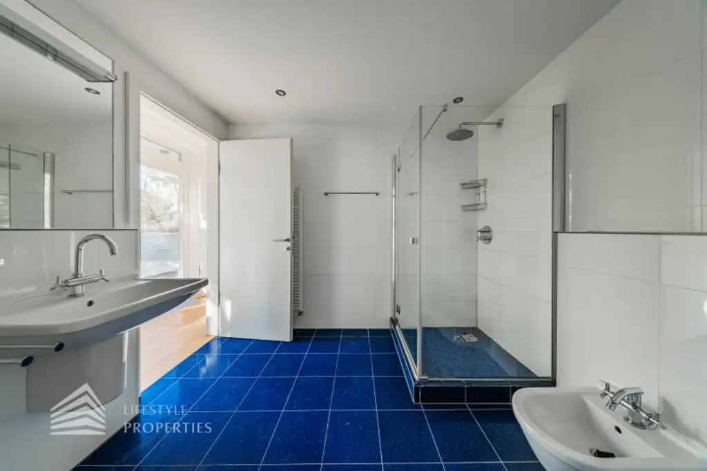 Wunderschöne 5 - Zimmer Wohnung mit Terrasse und Garten