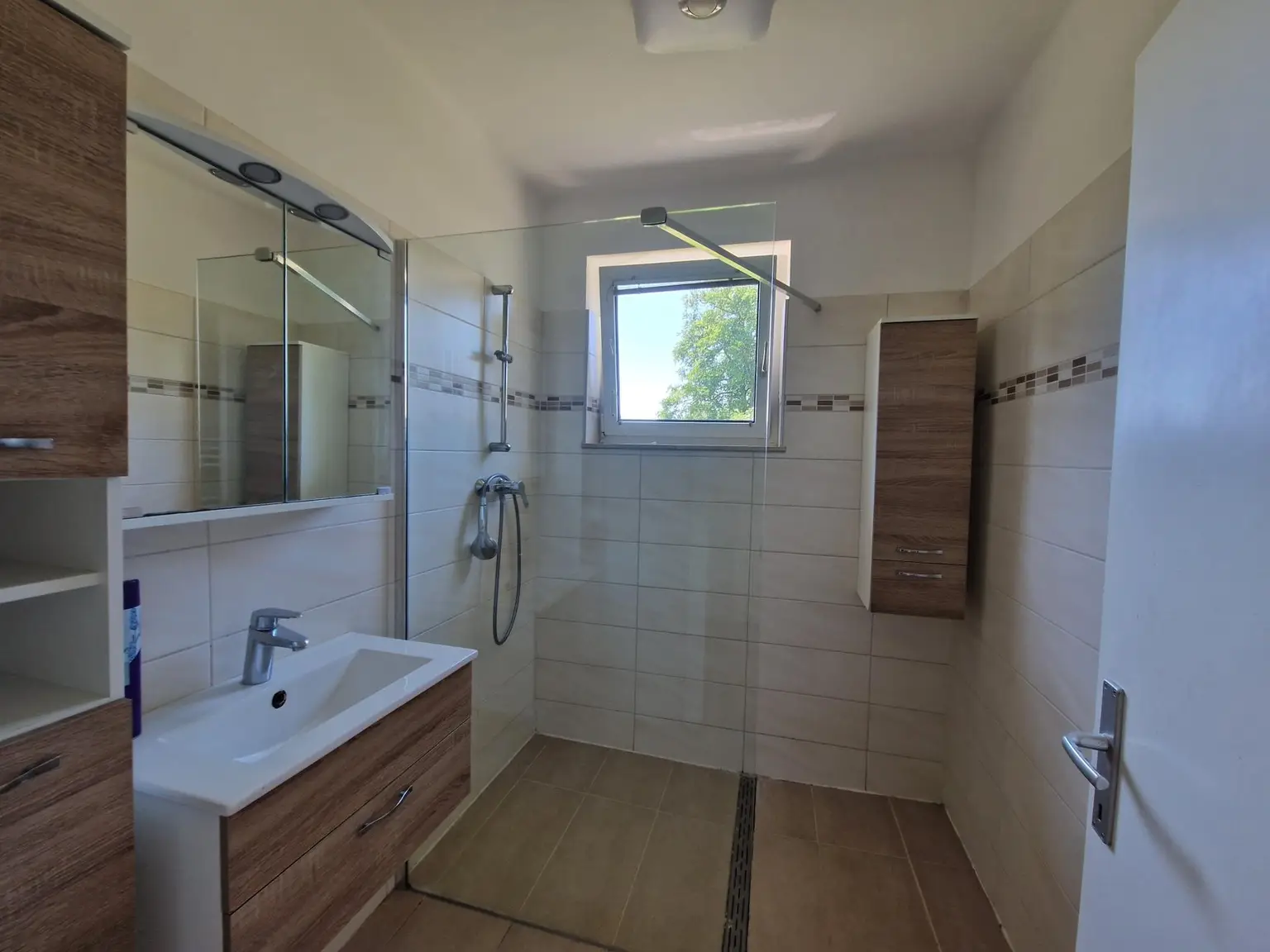 LIEBEVOLLES LANDHAUS MIT GARTEN UND GARAGE ZUR MIETE