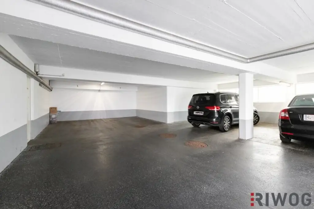 ERSTBEZUG nach Sanierung mit Blick auf Schloss Laudon  | ca. 16 m² Loggia  | Garagenplatz | Vollausgestattete Küche | Erholungsgebiet angrenzend