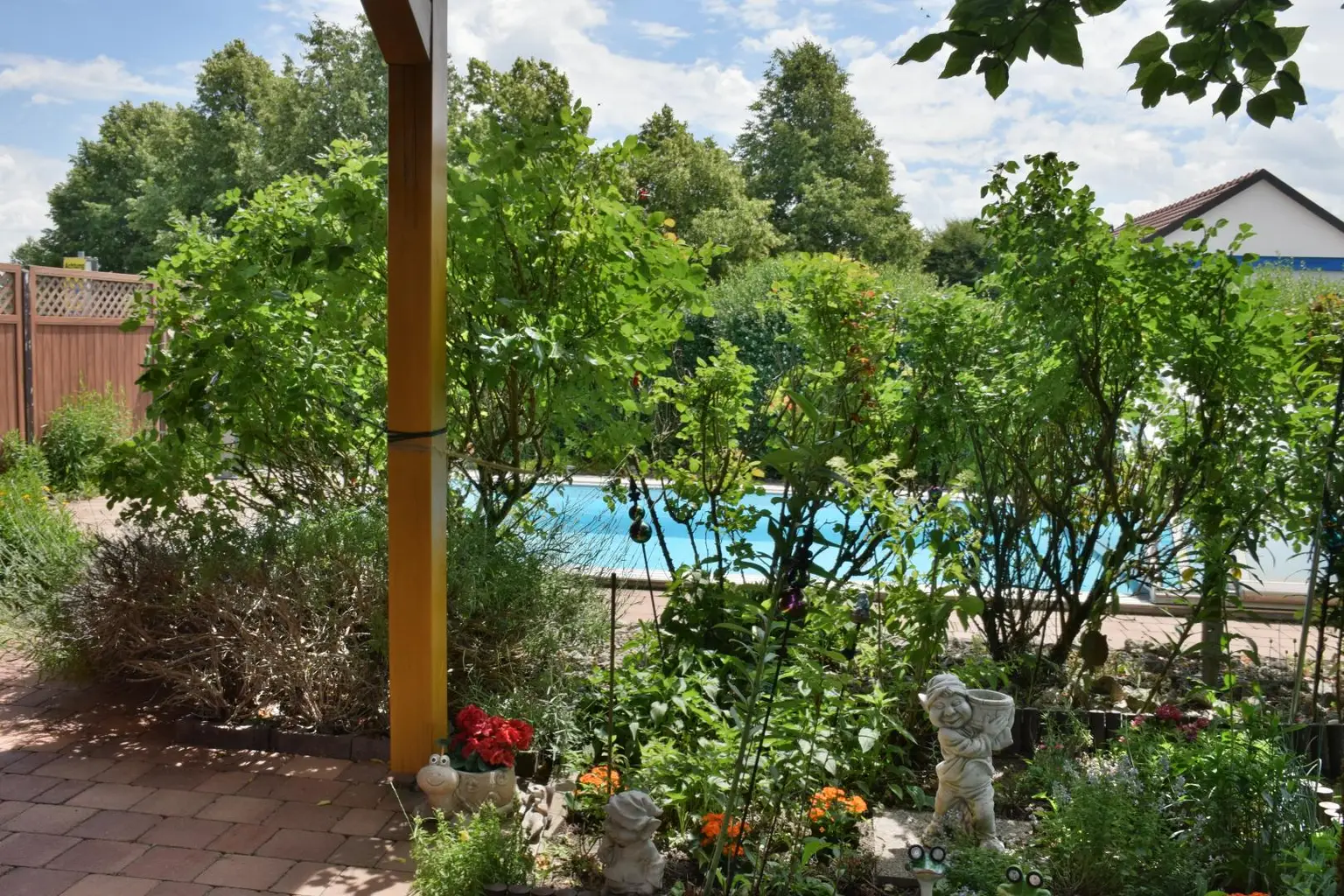 Ansicht von Terrasse zu Pool