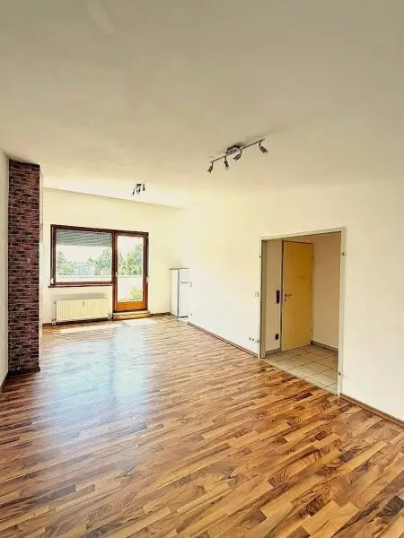 Wohnschlafraum mit Blick auf den Balkon