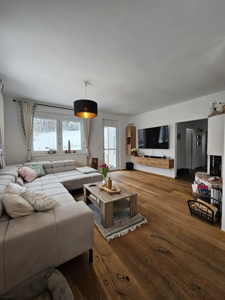 Modernisiertes Einfamilienhaus mit 1.057m² Grundstück, Luftwärmepumpe & PV-Anlage in ruhiger Ortsrandlage von Wopfing