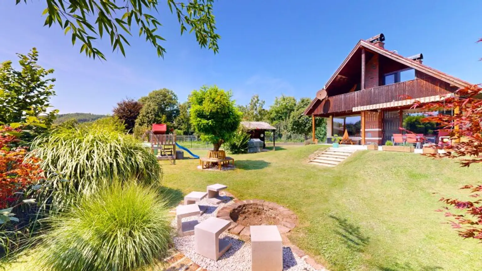 Entzückendes Einfamilienhaus mit großem Garten | 4 Zimmer | Terrasse und Balkon | Kamin
