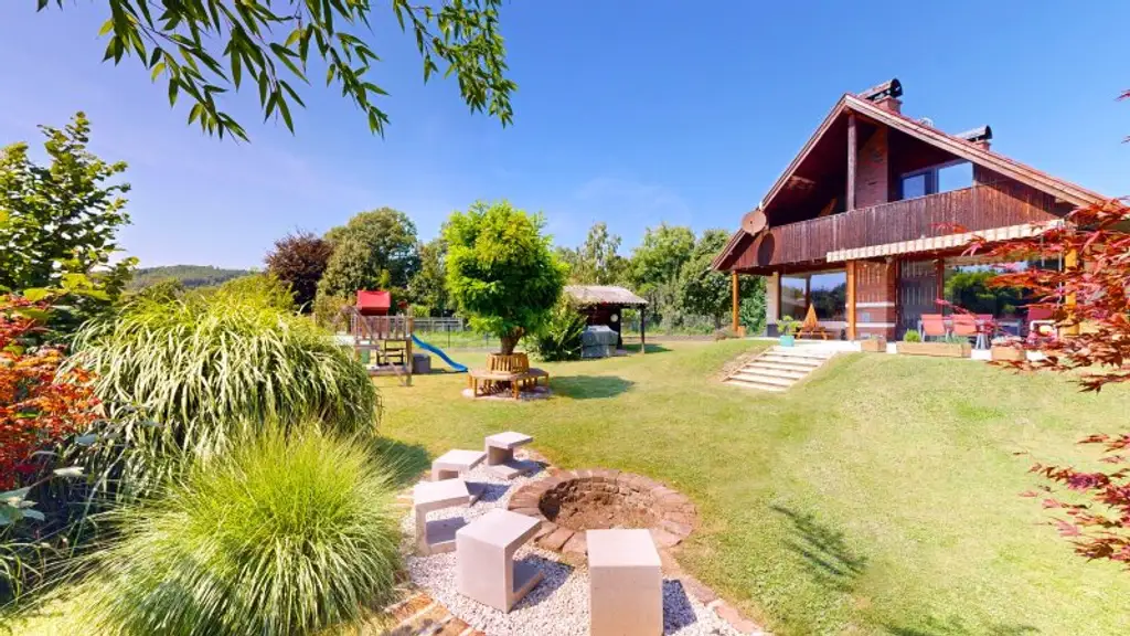 Entzückendes Einfamilienhaus mit großem Garten | 4 Zimmer | Terrasse und Balkon | Kamin