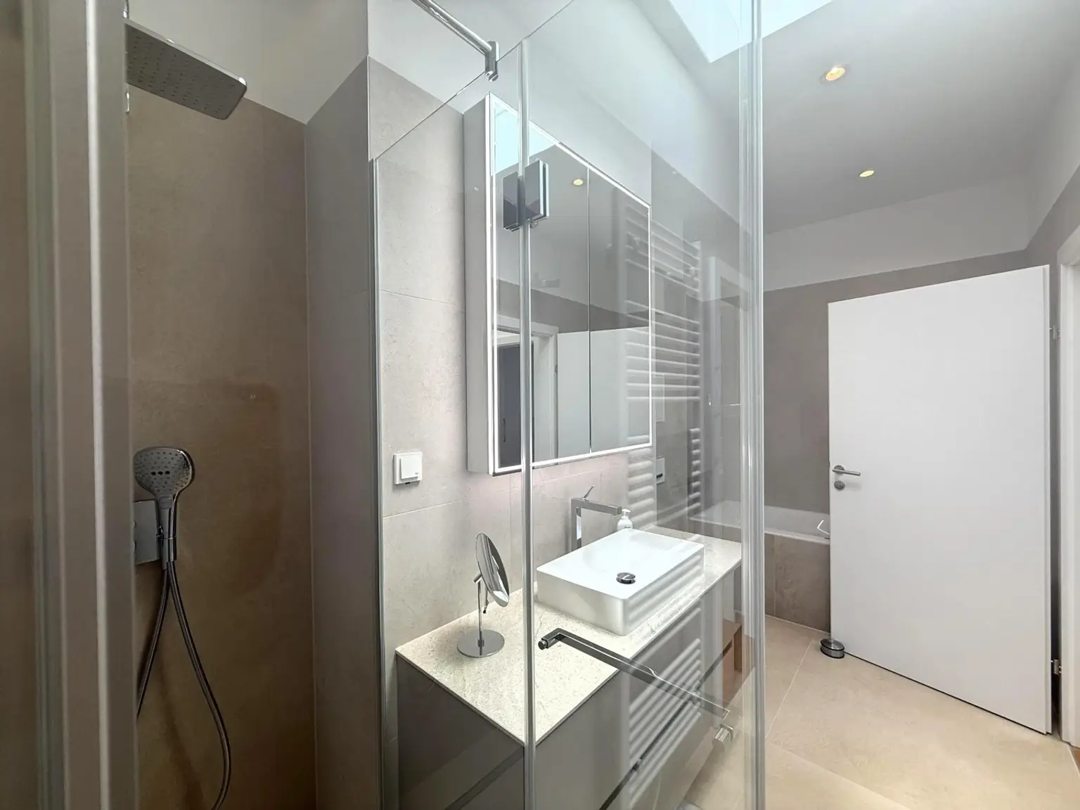 Luxus Penthouse mit Outdoor-Jacuzzi wird komplett möbliert vermietet // Luxury penthouse with outdoor Jacuzzi available for rent, fully furnished //