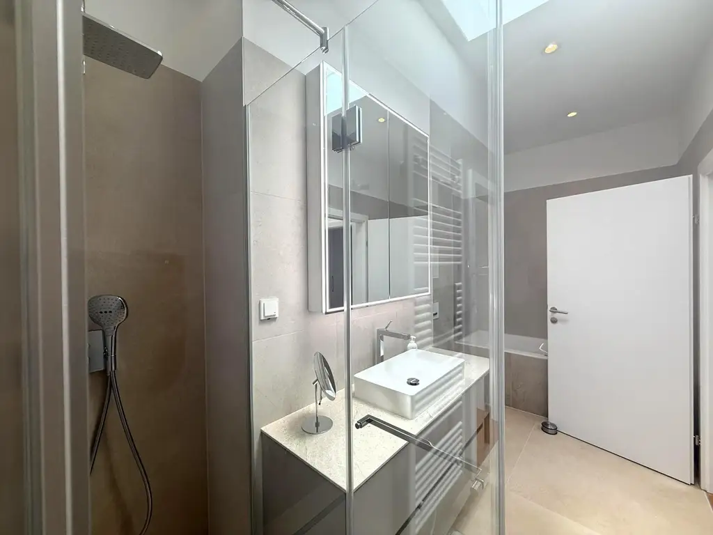 Luxus Penthouse mit Outdoor-Jacuzzi wird komplett möbliert vermietet // Luxury penthouse with outdoor Jacuzzi available for rent, fully furnished //