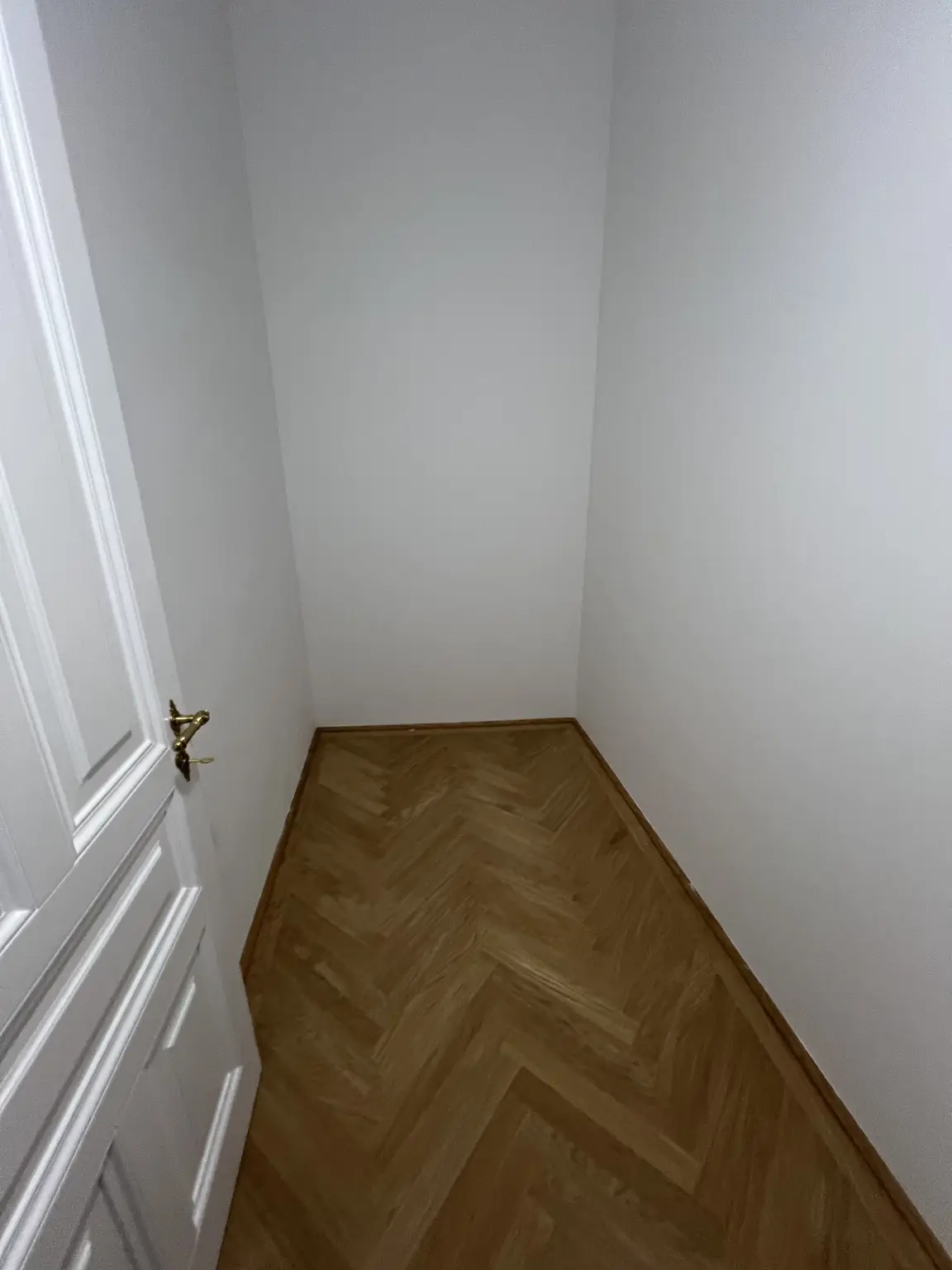 UNBEFRISTET: Generalsanierte 5-Zimmer-Altbauwohnung mit kleinem Balkon in der Innenstadt