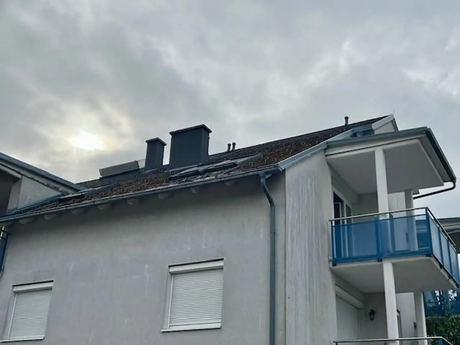 Schöne 2-Zimmer-Dachgeschoss-Wohnung mit Balkon und Parkplatz