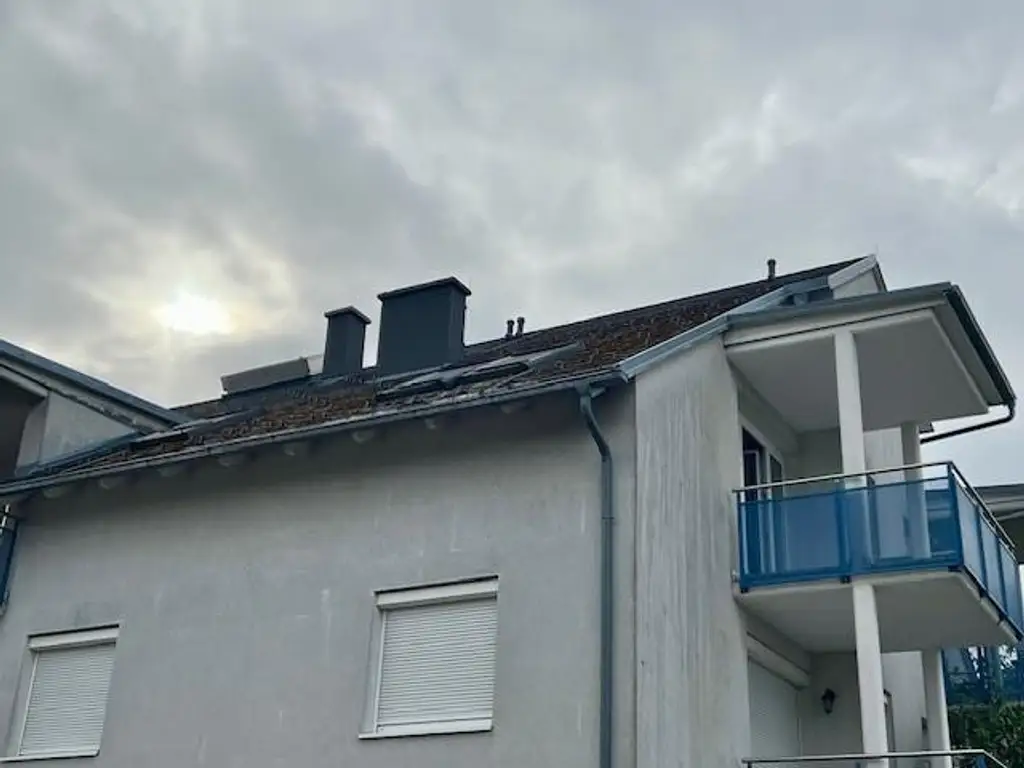Schöne 2-Zimmer-Dachgeschoss-Wohnung mit Balkon und Parkplatz
