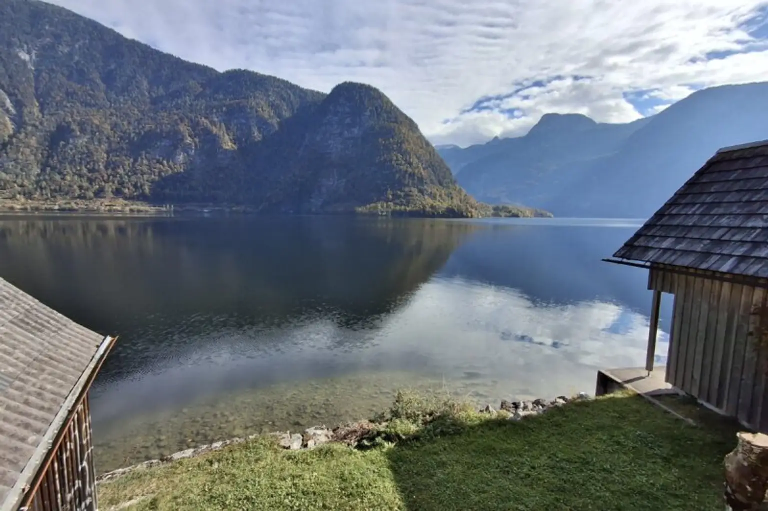 Einzigartig: Hütte und Badeplatz direkt am Hallstättersee.